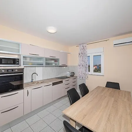 Gorgeous In Kastel Sucurac With Wifi Apartamento Kaštela